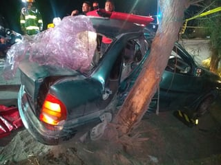 El accidente ocurrió alrededor de la 1:25 de la madrugada de ayer en el bulevar Ejército Mexicano. (EL SIGLO DE TORREÓN)