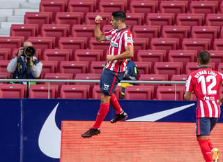 Luis Suárez entró de cambio al minuto 70, y anotó dos tantos en la goleada del Atlético 6-1 sobre Granada. (AP)