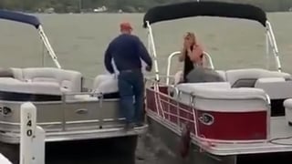 El novio accidentalmente cae al agua. (INTERNET)