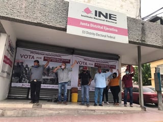 El grupo de siete militantes exigen que el organismo electoral explique cómo se están gastando los 20 millones de pesos que le retuvieron de su partida presupuestal para la elección interna de la dirigencia nacional de Morena.