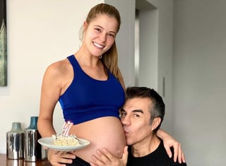 Entre luces, flores y velas, así fue como el actor mexicano Adrián Uribe le pidió matrimonio a su pareja la modelo brasileña Thuany Martins, quien espera un bebé junto al comediante. (INSTAGRAM) 