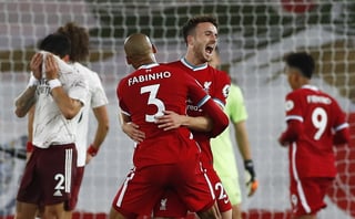 Diogo Jota celebra con Fabinho luego de marcar el tercer tanto de Liverpool en la victoria 3-1 sobre Arsenal. (EFE)