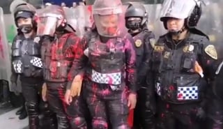 Grupos de mujeres policías desplegados durante la marcha a favor del aborto en la Ciudad de México, fueron atacados por asistentes de ésta (CAPTURA) 