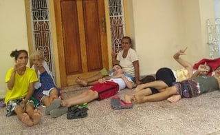 Una familia opositora cubana se refugió en un pasillo a la entrada del Obispado de Holguín, a unos 800 kilómetros al oriente de La Habana. (ESPECIAL) 