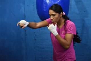 La boxeadora lagunera Yulhián “Cobrita” Luna regresará a los primeros planos del boxeo nacional y no solamente eso, sino que tendrá la oportunidad de pelear por un campeonato mundial. (ARCHIVO)