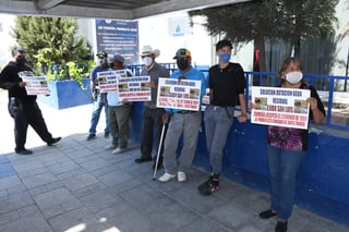 Un grupo de cerca de 30 ejidatarios acudió ayer al mediodía con mantas a las afueras de la oficina matriz del Simas Torreón. (FERNANDO COMPEÁN)