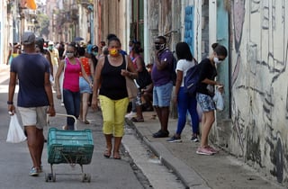 Cuba confirmó este miércoles 66 nuevos casos de COVID-19, 40 de ellos en la provincia central de Ciego de Ávila, mientras en La Habana solo se registraron diez, el día en que se cumplen 200 jornadas de enfrentamiento a la pandemia en el país caribeño. (ARCHIVO) 