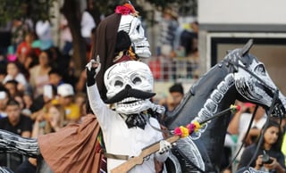 El mes pasado, el Fondo Mixto de Promoción Turística (FMPT) informó que se prevé realizar el desfile virtual para el Día de Muertos e invitará a la ciudadanía para que desde sus hogares se realice un homenaje en memoria de las personas que han fallecido a causa del coronavirus.
(ARCHIVO)
