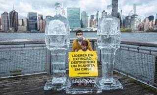Activistas de Greenpeace colocaron las dos estatuas de hielo frente a la sede central de la ONU en Nueva York, coincidiendo con la Cumbre de la Biodiversidad albergada por la organización internacional. (CORTESÍA)