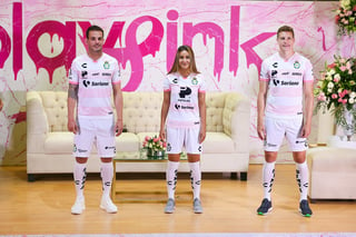Como es una tradición en los últimos años, en ambas ramas, Santos jugará en octubre con el jersey rosa, en apoyo a la lucha contra el cáncer de mama. (ESPECIAL)