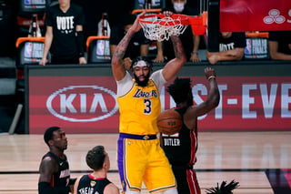 Anthony Davis clava el balón durante el encuentro de ayer, en el que los Lakers se impusieron 116-98 al Heat de Miami. (AP)