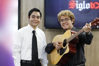 Talentosos. El joven Luis Ángel Olvera se presentó ayer en el foro de SigloTV junto a su compañero Andrés Catarino.