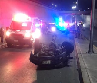 El accidente ocurrió alrededor de las 23:30 horas de la noche del miércoles sobre la carretera Torreón-Matamoros a la altura del paso a desnivel, justo en la salida del mismo.
(EL SIGLO DE TORREÓN)