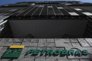 La Corte Suprema de Brasil autorizó este jueves a la petrolera estatal Petrobras a vender sus refinerías sin el aval previo del Congreso, en momentos en que la mayor empresa del país avanza en negociaciones para comercializar ocho de sus trece plantas de refino. (ARCHIVO)
