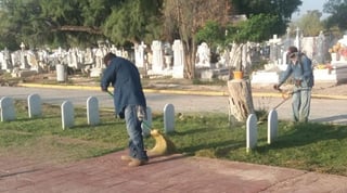 Como cada año, los panteones municipales a cargo de la Dirección de Servicios Públicos se preparan para la temporada de visitas con motivo del tradicional Día de Muertos, por lo que está en marcha una intensa campaña de limpieza y retiro de maleza. (DIANA GONZÁLEZ)