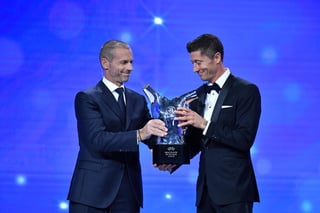 El presidente de la UEFA, Aleksander Ceferin, fue el encargado de entregarle el premio a Lewandowski, como el mejor jugador de Europa. (EFE)