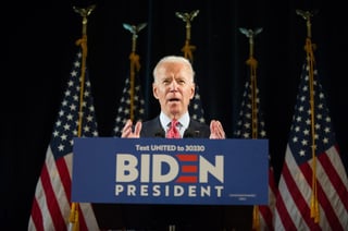 Joe Biden y su esposa Jill dieron negativo en la prueba de COVID-19, según dio a conocer este viernes su equipo de campaña. (ARCHIVO)