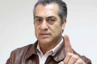 El gobernador Jaime Rodríguez Calderón, bromeó con uno de los presos en el  Centro de Reinserción Social de Apodaca (ESPECIAL)  