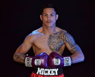 El pugilista juarense Miguel 'Micky' Román anunció su siguiente compromiso. El próximo 19 de noviembre en Los Ángeles, California; enfrentará al texano O'shaquie Foster, actual campeón Plata Superpluma del Consejo Mundial de Boxeo (CMB). (CORTESÍA)