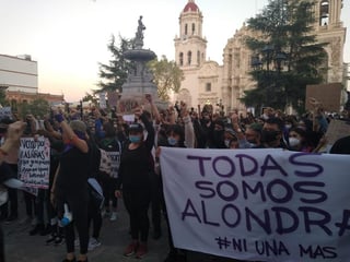 Un gran contingente de personas, en su mayoría mujeres, emprendió una marcha el día de ayer, con el objetivo de pedir justicia para Alondra, la joven asesinada el pasado 21 de septiembre en Saltillo. (PERLA SÁNCHEZ)