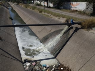 Vecinos de la colonia Francisco Villa Norte de Lerdo denuncian la descarga de aguas negras en el canal Santa Rosa-Tlahualilo.