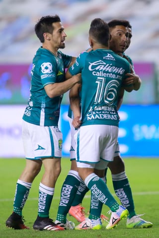 Festejan jugadores de León tras anotar el segundo tanto, en la victoria de ayer 2-1 sobre Mazatlán FC. (JAM MEDIA)