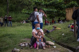 Personal del Instituto de Migración, Policía Nacional Civil y el Ejército de Guatemala dialogan para convencerlos de volver a su país, y disponen de vehículos para ayudarlos en el retorno.  (Especial) 