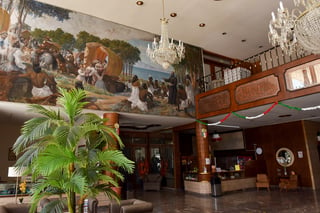 Imponente. El mural, Conquista y evangelización, da la bienvenida en el vestíbulo del Hotel Río Nazas. (EL SIGLO DE TORREÓN/ERICK SOTOMAYOR)
