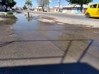 La acumulación de agua se ha extendido a lo largo de cuatro cuadras de la avenida Bromo, en la colonia Loma Real II. (EL SIGLO DE TORREÓN)