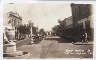 Intersección de la avenida Morelos y calle Zaragoza, viendo hacia el oriente. El edificio de dos pisos que aparece a la izquierda todavía existe. Año 1925. (CORTESÍA)