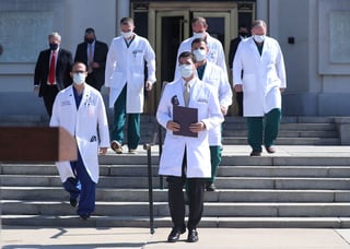 En la imagen aparecen los médicos que están atendiendo a Trump y dan un informe sobre los hechos. (EFE) 