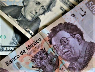 El dólar se vende esta mañana en 21.73 pesos en ventanillas de CitiBanamex, su menor precio de las últimas dos semanas y acumula una disminución de 1.10 pesos en cinco jornadas.
(ARCHIVO)
