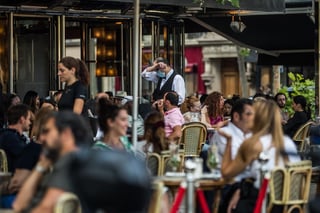Las autoridades francesas decretaron el lunes la alerta máxima de coronavirus para la región de París, una medida que prohíbe las reuniones por festejos y exige el cierre de todos los bares —si bien permite que los restaurantes sigan abiertos— al tiempo que el número de contagios aumenta rápidamente. (ARCHIVO)