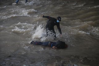 El adolescente que cayó al cauce de un río durante una manifestación en Chile, presuntamente arrojado por un policía, se encuentra 'estable' tras someterse a una operación, informaron este lunes fuentes del hospital donde se encuentra ingresado. (ARCHIVO)