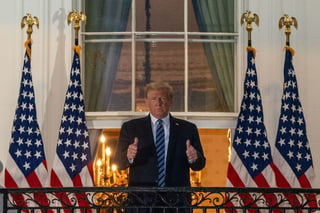 Sin quedar aún fuera de peligro, el presidente de EUA, Donald Trump, volvió a la Casa Blanca. (EFE) 