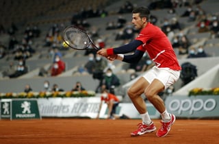 Novak Djokovic sigue sin perder un set en París, y ayer derrotó 6-4, 6-3, 6-3 a Karen Khachanov. (EFE)