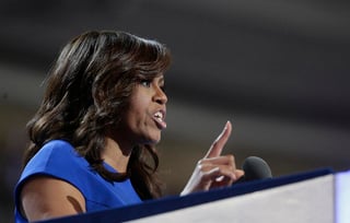 Michelle Obama acusa a Trump de ser “racista”, afirmando que él y otros republicanos están “mintiendo acerca de cómo las minorías destruirán los suburbios” de las ciudades. (ARCHIVO)