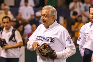 Andrés Manuel López Obrador volvió a presumir su práctica de beisbol y dio a sus favoritos para disputar la Serie Mundial de las Grandes Ligas. (ARCHIVO)