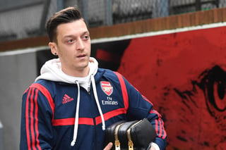 El futbolista alemán Mesut Özil, ofreció pagar el salario completo de Quy, mientras sea jugador de los Gunners. (ARCHIVO)