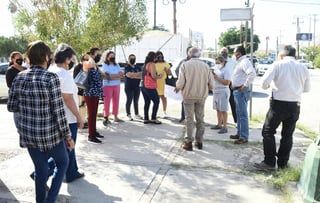 Siguen las molestias de habitantes de la colonia Nuevo Torreón respecto a obras de introducción de drenaje en la red de agua potable de parte del Simas, temen que se les afecte el suministro en favor de otros puntos de la ciudad. (JESÚS GALINDO)