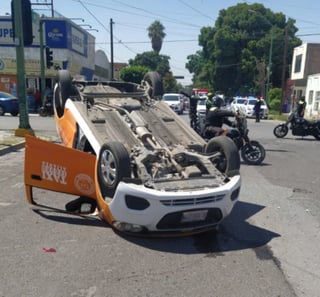 El taxi quedó sobre la calle Ignacio de la Llave con las llantas hacia arriba y registró daños considerables. (EL SIGLO DE TORREÓN)
