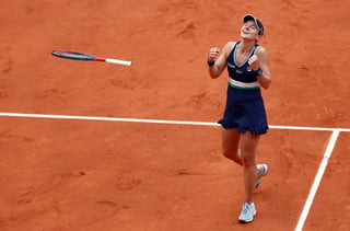 Nadia Podoroska celebra tras derrotar ayer 6-2, 6-4 a Elina Svitolina; se convirtió en la primera jugadora en llegar a semifinales de Roland Garros luego de jugar la fase previa. (EFE)