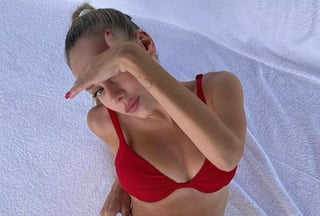 Este miércoles por la mañana, Ester Expósito impactó en Instagram con una sensual fotografía en bikini rojo. (Instagram) 