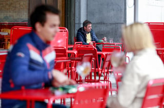 Bruselas ordenó el miércoles que todos los bares, salones de baile y cafeterías cierren durante un mes para contrarrestar un repunte en los casos de coronavirus. (ARCHIVO) 