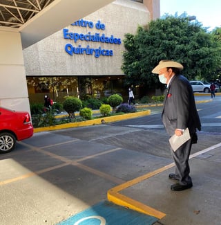 El senador de Coahuila Armando Guadiana Tijerina fue intervenido quirúrgicamente luego de sufrir un desprendimiento de retina. (SERGIO A. RODRÍGUEZ)