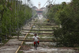 Quintana Roo amaneció de pie luego de una noche tensa donde el huracán 'Delta', ya debilitado, llegó al Caribe mexicano.