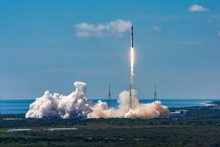 La compañía estadounidense SpaceX lanzó desde Florida (EUA) otro grupo de 60 satélites que forman parte de su proyecto Starlink, con el que pretende suministrar internet de alta velocidad a nivel global. (ARHCIVO) 