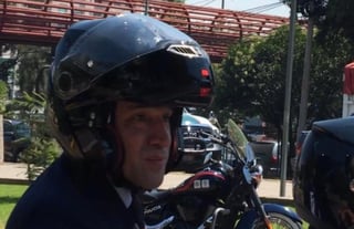 Arturo Herrera en otras ocasiones hace sus recorridos en bicicleta, pero en esta ocasión, por tratarse de un recorrido lejano desde el Colmex hasta su oficina, se retiró a bordo de una motocicleta. (Especial) 