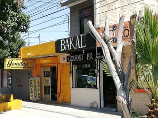 Los agentes se concentraron en el restaurante Bakanal ubicado en la calle Leona Vicario entre las avenidas Abasolo y Allende. (EL SIGLO DE TORREÓN)