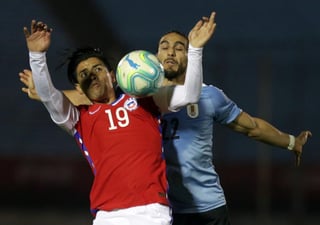 La polémica jugada de produjo en el minuto 87, cuando el volante chileno Víctor Dávila centro un balón que fue interceptado con una mano por el defensor Uruguayo Sebastián Coates. (ARCHIVO)